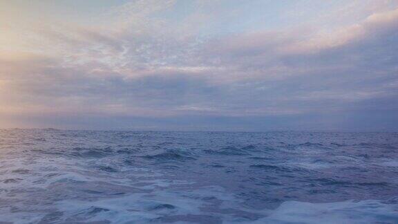 从帆船上俯瞰辽阔的海洋看到壮丽的日落