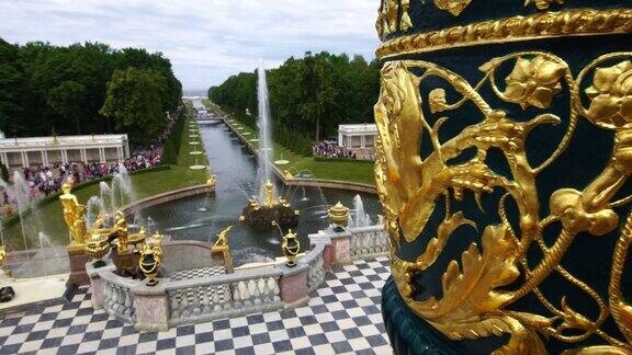 俄罗斯圣彼得堡彼得霍夫大皇宫喷泉和雕塑公园的跟踪拍摄