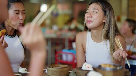 4K俯视图群亚洲妇女吃中国食品饺子用筷子