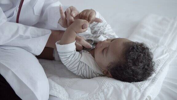 非洲婴儿检查的特写用听诊器慢动作