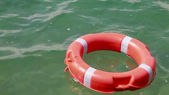 浮在水上的安全浮标