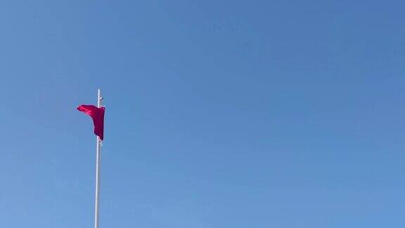红旗映蓝天风暴警告海滩上的红旗警告标志