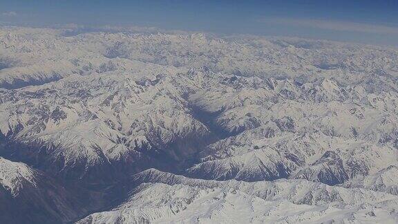 从西藏鸟瞰喜马拉雅山从飞机窗口观看