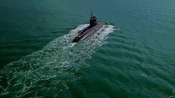 鸟瞰-公海上的潜艇