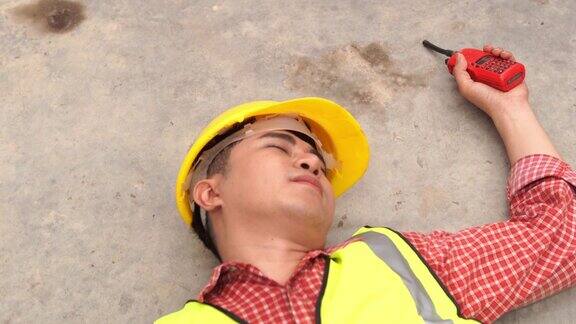 员工男子躺在地板上仓库仓库生病事故中暑或过度劳累心脏病发作