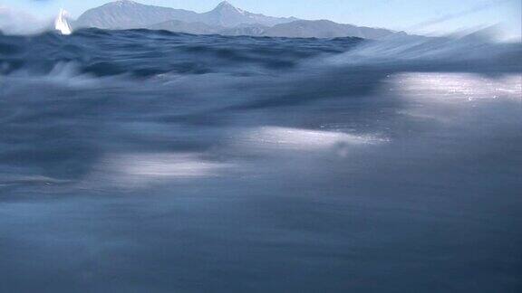 游艇运动时的泡沫波浪和水在镜头上