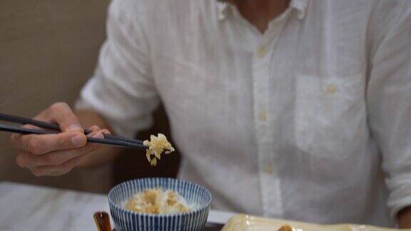 一个年轻人在日韩咖啡馆吃亚洲食物的慢动作镜头