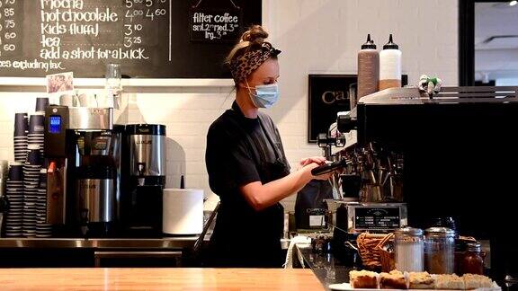 戴着防护面罩的女咖啡师
