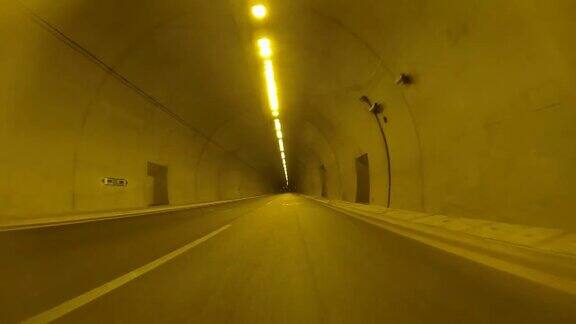 希腊有隧道的山路