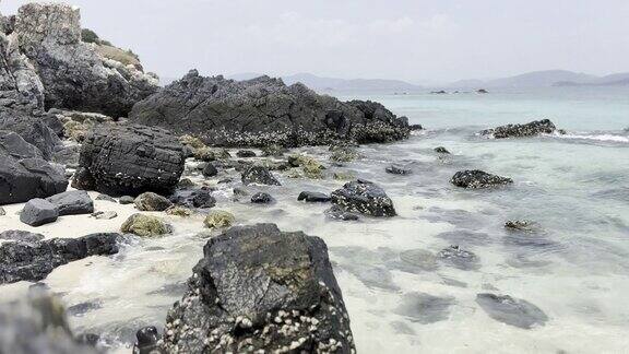海浪冲击岩石海岸的镜头