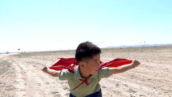 超级英雄在风电场欢呼