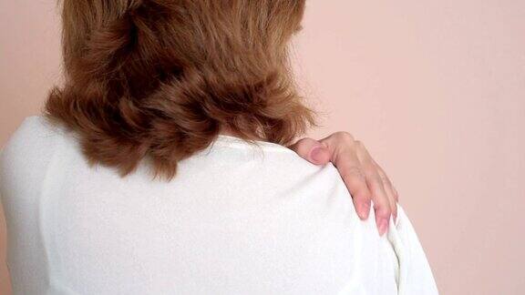 肩膀疼痛的女性