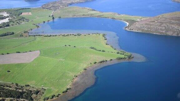 新西兰瓦纳卡湖的直升机视图