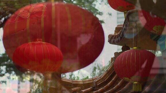 美丽的圆红灯笼挂在古老的传统寺庙中国农历新年节日