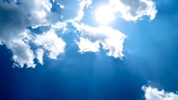 4K时间推移-白云与阳光在蓝天上飞行