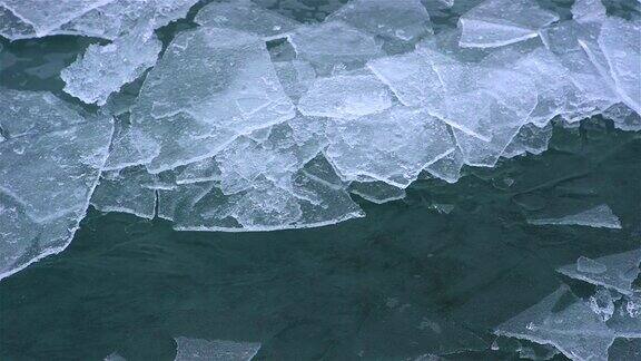 湖上的冰正在融化