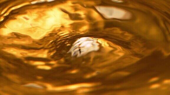 液体黄金在戏剧性的特写慢动作