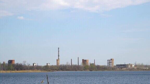 河边的废弃化工厂和烟囱