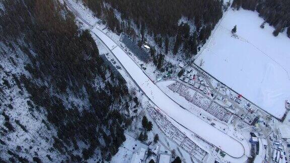 飞越波兰Zakopane的大Krokiew跳台滑雪山