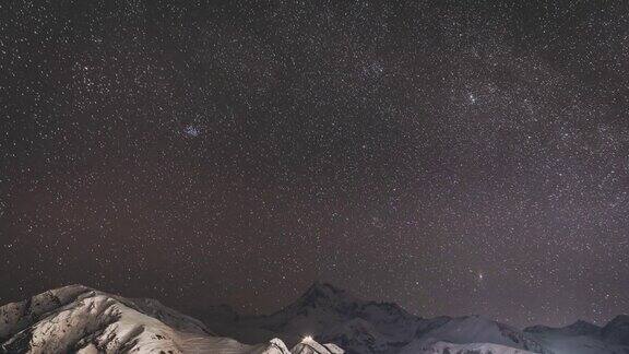 Stepantsminda格鲁吉亚哈萨克雪峰上的冬夜繁星满天美丽的夜晚格鲁吉亚冬季景观