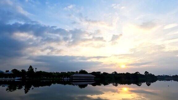 美丽的日落河上的多云天空