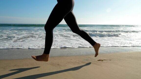 沿着海滩慢跑的女运动员