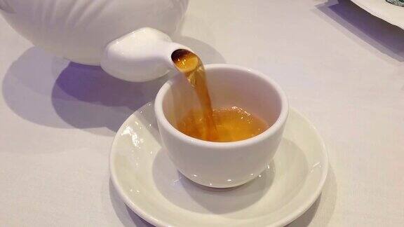 在中餐馆里倒热茶