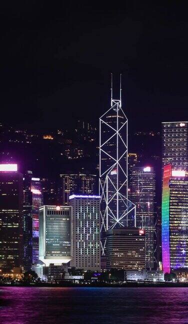 从维多利亚港俯瞰香港城市的垂直延时