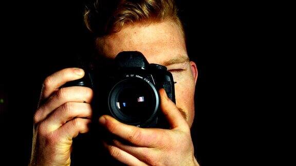 男性摄影师用数码相机拍摄的特写