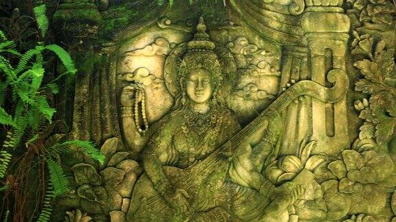 巴厘岛寺庙印度教风化壁画的淘洗