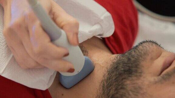男医生使用超声波扫描仪检查病人的甲状腺