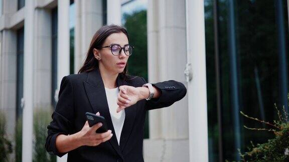 女商人赶着去开会