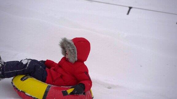 小男孩玩油管在一个山区度假活动公园寒假SLowmotion拍摄