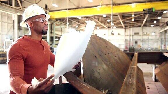 非裔美国人在金属厂工作