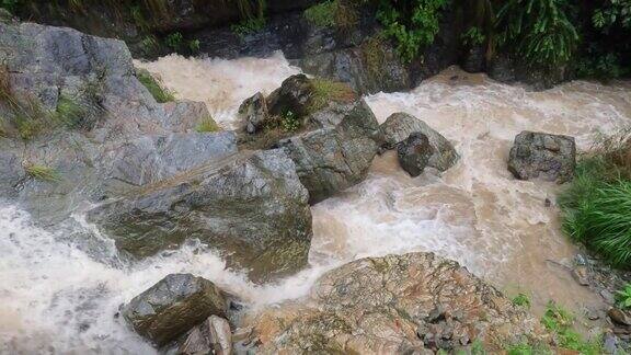 水流过岩石的特写镜头