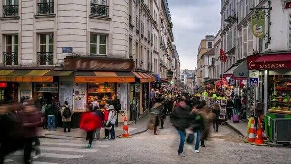 时光流逝:巴黎蒙马特购物街上的行人