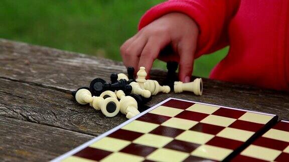 在棋盘上排列棋子的孩子