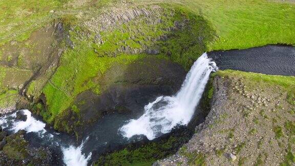 美丽的瀑布冰岛夏季高山纯净的河流空中景观