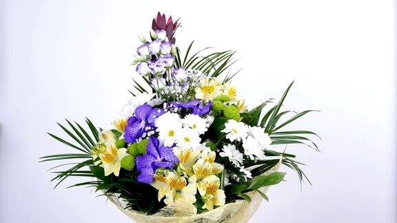 花、花束、白色背景旋转组成花种有白花、菊花、兰花、天竺葵、gypsophila、Eustoma等