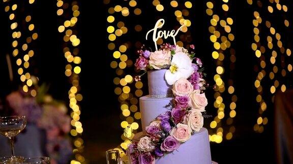 美丽的婚礼蛋糕装饰鲜花和紫色的色调
