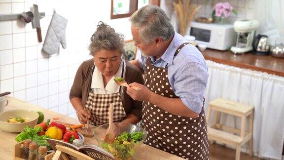 亚洲老夫妻幸福的退休生活爷爷和奶奶一起做饭
