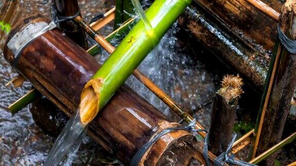 竹水灌溉将水从溪流输送到种植园竹送水的特写巴厘岛亚洲