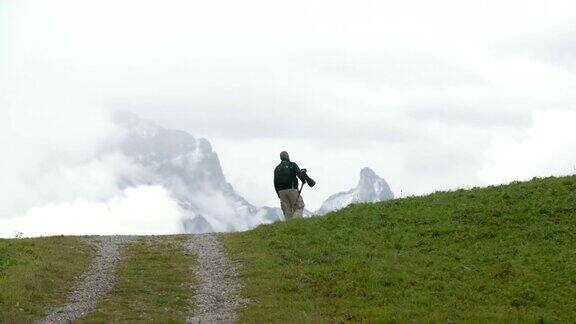 在阿尔卑斯山徒步旅行的摄影师