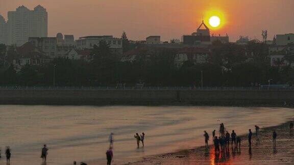 日落时间青岛城市步行海滩时间流逝全景4k中国