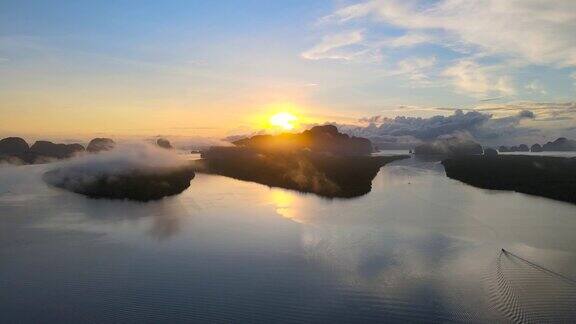 鸟瞰日出在美丽的山湖景观反射