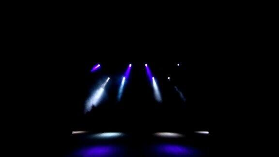 明亮的舞台灯光多色音乐会灯光的镜头