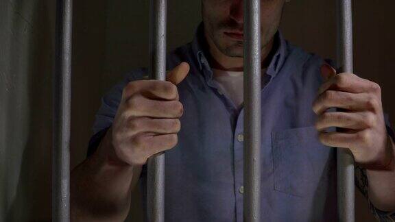 4K多莉:在监狱监狱牢房里的男囚犯