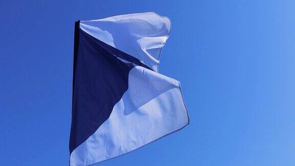 蓝色的天空衬托着白色的三角旗