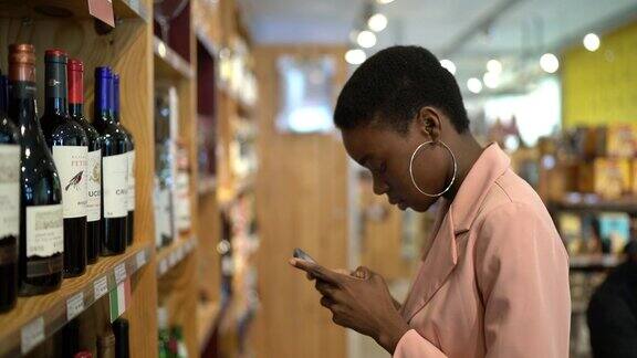 女商人在超市购物时使用智能手机