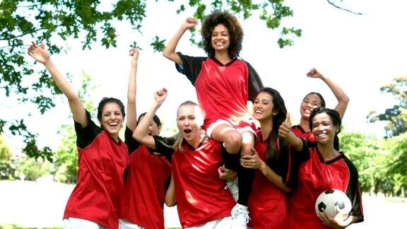 女子足球队在公园庆祝胜利